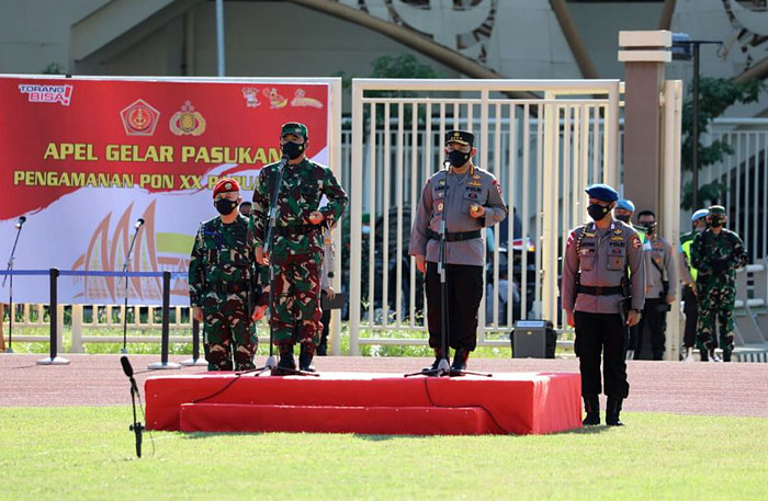Panglima TNI Marsekal TNI Hadi Tjahjanto memimpin Apel Gelar Pasukan Pengamanan PON XX Papua di Stadion Lukas Enembe Jayapura, Papua, Rabu (29/9/2021).