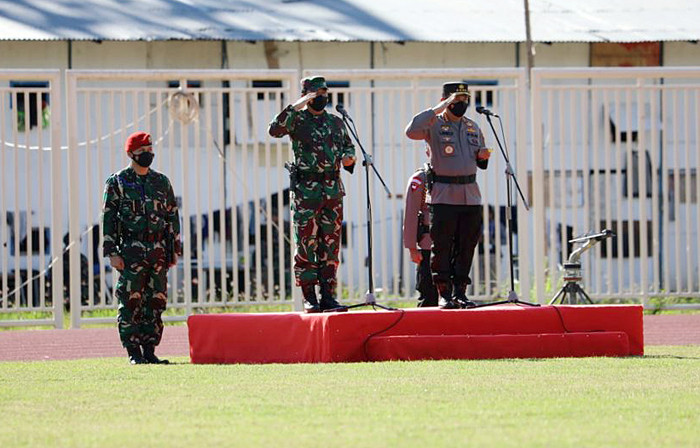 Panglima TNI Marsekal TNI Hadi Tjahjanto memimpin Apel Gelar Pasukan Pengamanan PON XX Papua di Stadion Lukas Enembe Jayapura, Papua, Rabu (29/9/2021).