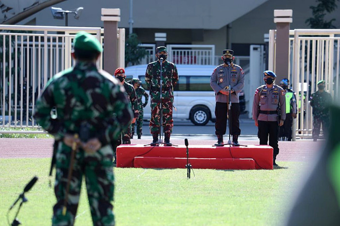 Panglima TNI Marsekal TNI Hadi Tjahjanto memimpin Apel Gelar Pasukan Pengamanan PON XX Papua di Stadion Lukas Enembe Jayapura, Papua, Rabu (29/9/2021).