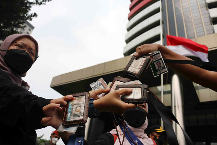57 pegawai KPK yang dipecat dari lembaga meninggalkan Gedung Merah Putih KPK, Jakarta Selatan, Kamis (30/9/2021).