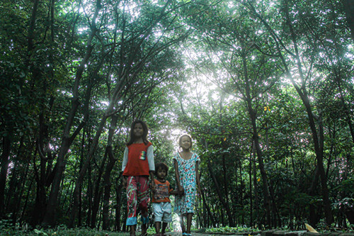 Anak-anak bermain riang di kawasan Taman Kota Rawa Malang, Cilincing, Jakarta Utara, Rabu (29/9/2021).