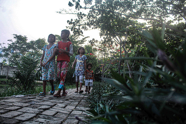 Anak-anak bermain riang di kawasan Taman Kota Rawa Malang, Cilincing, Jakarta Utara, Rabu (29/9/2021).