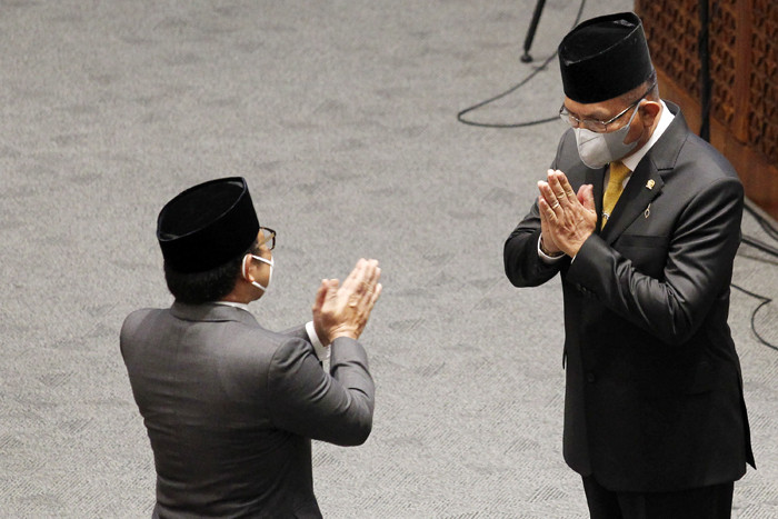 Anggota DPR Fraksi Partai Golkar Lodewijk F Paulus mengucap sumpah jabatan saat dilantik di Kompleks Parlemen, Senayan, Jakarta, Kamis (30/9/2021).