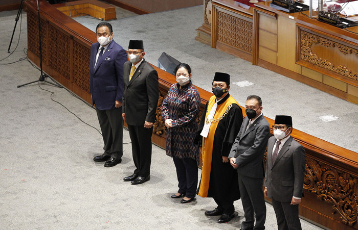 Anggota DPR Fraksi Partai Golkar Lodewijk F Paulus mengucap sumpah jabatan saat dilantik di Kompleks Parlemen, Senayan, Jakarta, Kamis (30/9/2021).