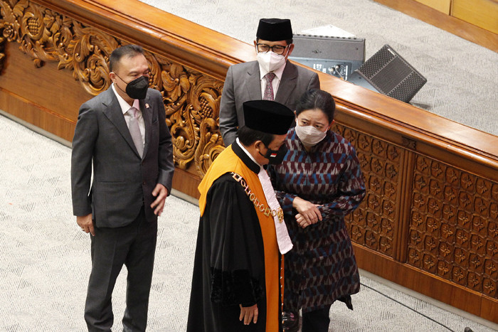 Anggota DPR Fraksi Partai Golkar Lodewijk F Paulus mengucap sumpah jabatan saat dilantik di Kompleks Parlemen, Senayan, Jakarta, Kamis (30/9/2021).