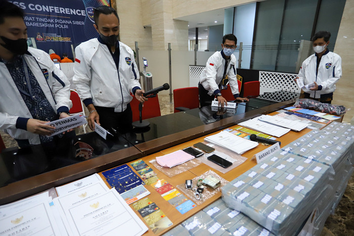Barang bukti di pamerkan saat jumpa pers pengungkapan penipuan bussiness email compromise di Bareskrim Polri, Jakarta, Jumat, (1/10/2021).