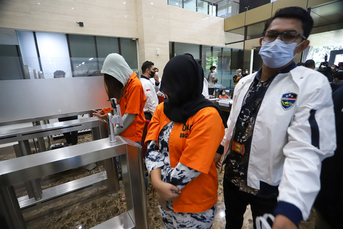 Barang bukti di pamerkan saat jumpa pers pengungkapan penipuan bussiness email compromise di Bareskrim Polri, Jakarta, Jumat, (1/10/2021).