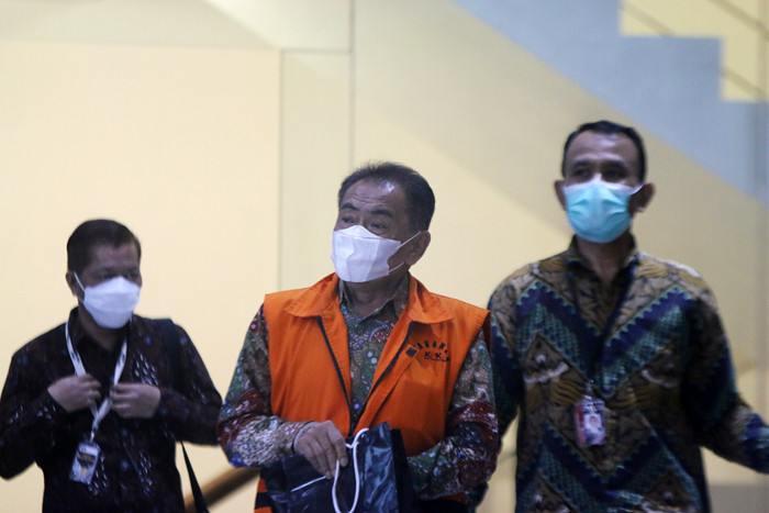 Tersangka Bupati Banjarnegara nonaktif Budhi Sarwono usai menjalani pemeriksaan lanjutan di Gedung KPK, Jakarta, Jumat (1/10/2021).