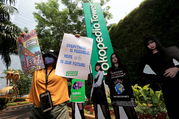 Fans K-Pop yang tergabung dalam kpop4planet menggelar aksi damai di depan Tokopedia Tower, Jakarta, Jumat (1/10/2021).