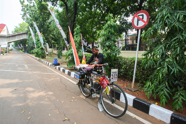 Iwan Sarkowi (40) asal Purwokerto berfoto di pintu masuk kompleks Monumen Pancasila Sakti, Lubang Buaya, Jakarta Timur, Kamis (30/9/2021).