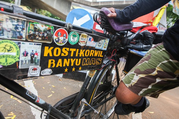 Iwan Sarkowi (40) asal Purwokerto berfoto di pintu masuk kompleks Monumen Pancasila Sakti, Lubang Buaya, Jakarta Timur, Kamis (30/9/2021).