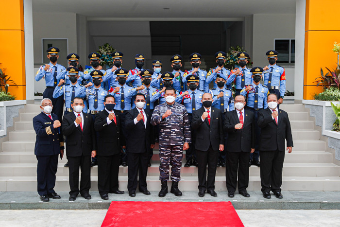 Kasal Laksamana TNI Yudo Margono saat menandatangani peresmian renovasi gedung Laut Koral Aman Jaya di Kelapa Gading, Jakarta Utara, Jumat (1/10/2021).