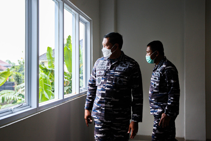 Kasal Laksamana TNI Yudo Margono saat menandatangani peresmian renovasi gedung Laut Koral Aman Jaya di Kelapa Gading, Jakarta Utara, Jumat (1/10/2021).