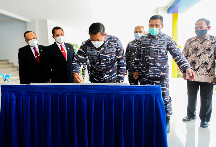 Kasal Laksamana TNI Yudo Margono saat menandatangani peresmian renovasi gedung Laut Koral Aman Jaya di Kelapa Gading, Jakarta Utara, Jumat (1/10/2021).