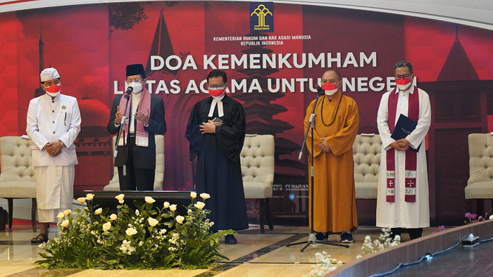 Doa bersama diikuti dan dihadiri secara langsung oleh Menteri Hukum dan HAM, Yasonna Laoly dan Wakil Menteri Eddy Hiariej.