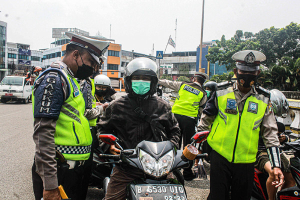 Aparat kepolisian saat mengelar Operasi Patuh Jaya 2021 di Jakarta, Jumat (1/10/2021).