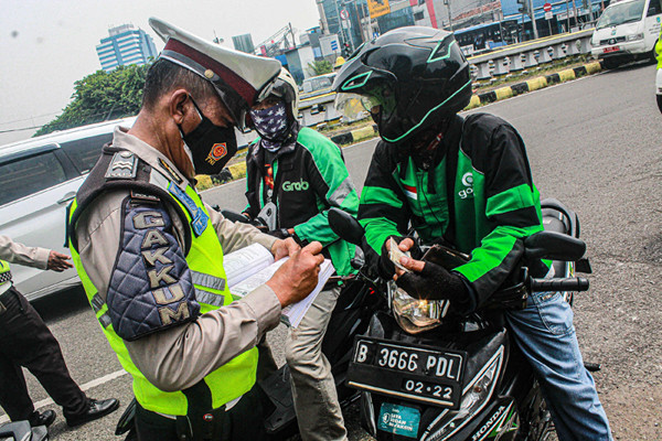 Aparat kepolisian saat mengelar Operasi Patuh Jaya 2021 di Jakarta, Jumat (1/10/2021).