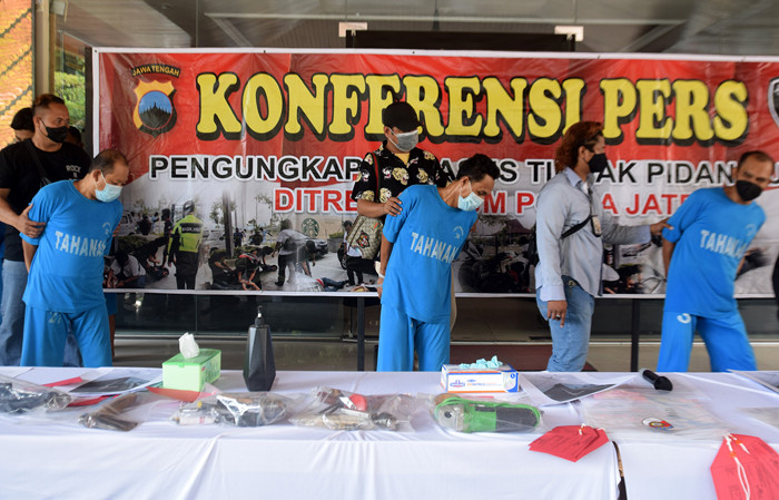 Dirreskrimum Polda Jateng menunjukkan barang bukti saat gelar pengungkapan di Mapolda Jateng, Semarang, Jawa Tengah, Jumat (1/10/2021).