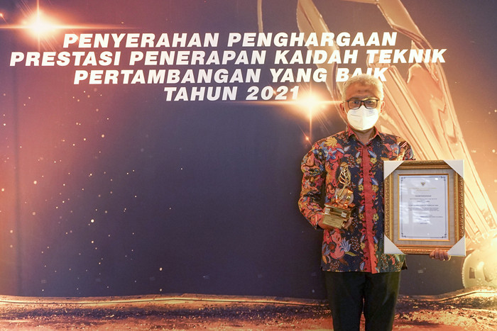 Direktur Produksi PT Semen Gresik, Soni Asrul Sani (kanan) menerima penghargaann dari Plh Sekretaris Ditjen Minerba, Sujatmiko di Jakarta, Rabu (29/9/2021).