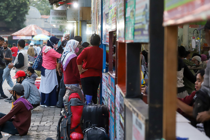 Calon penumpang saat menunggu bus tujuan Jawa di Terminal Bus, Jakarta Barat, Kamis (30/9/2021).
