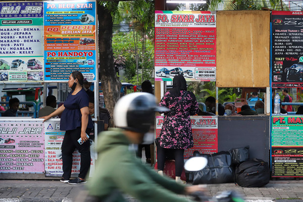 Calon penumpang saat menunggu bus tujuan Jawa di Terminal Bus, Jakarta Barat, Kamis (30/9/2021).