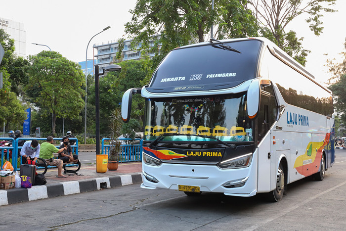Calon penumpang saat menunggu bus tujuan Jawa di Terminal Bus, Jakarta Barat, Kamis (30/9/2021).