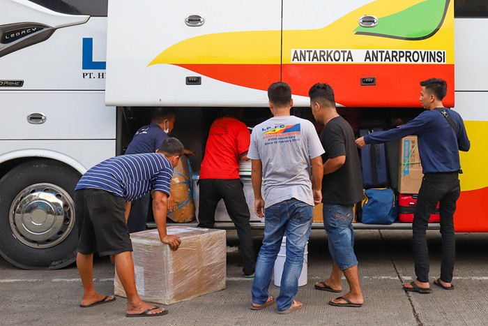 Calon penumpang saat menunggu bus tujuan Jawa di Terminal Bus, Jakarta Barat, Kamis (30/9/2021).