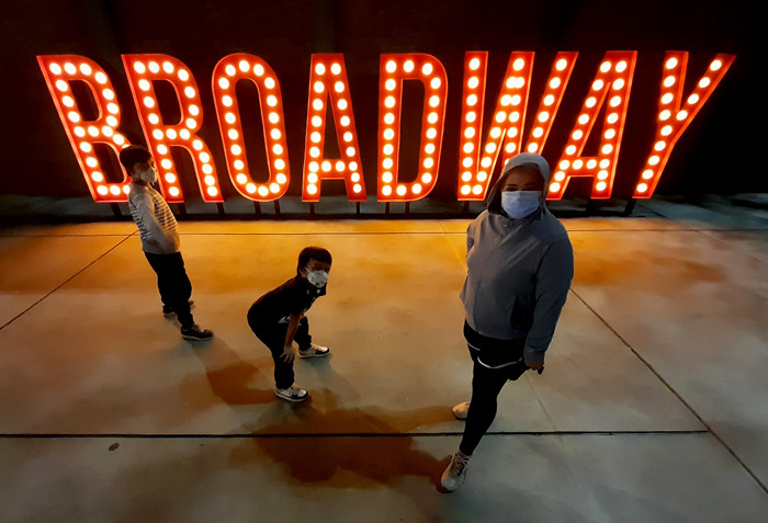 Kawasan yang banyak dikunjungi milenial ini merupakan kawasan kuliner dengan konsep seperti Teater Broadway di Amerika Serikat.