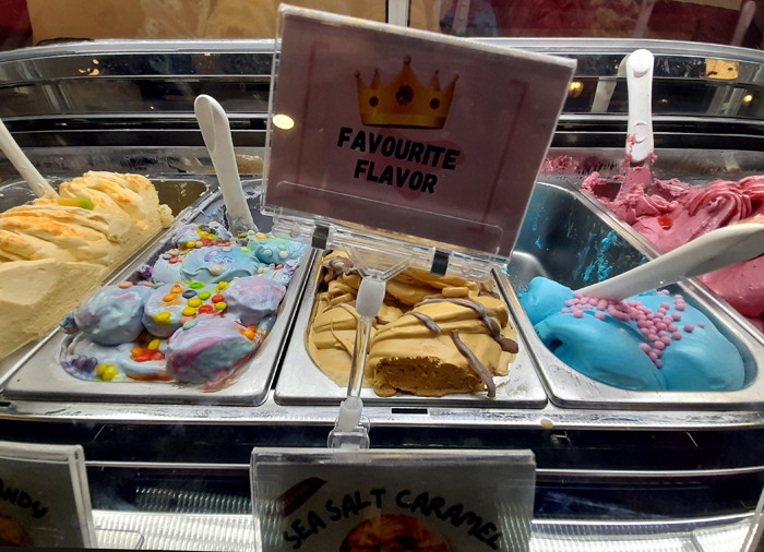 Kawasan yang banyak dikunjungi milenial ini merupakan kawasan kuliner dengan konsep seperti Teater Broadway di Amerika Serikat.