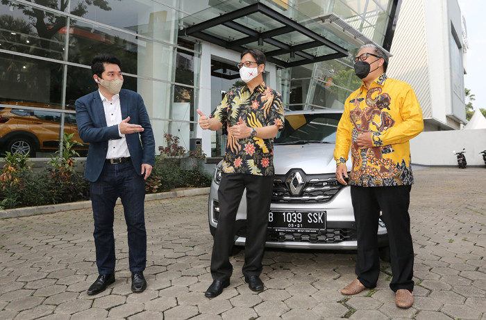 Serah terima unit mobil Renault Triber RXZ AMT di Jakarta, Kamis (30/9/2021).