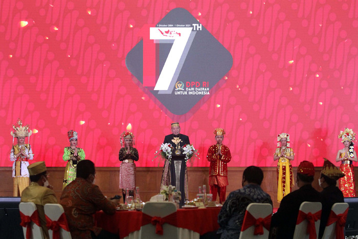 Ketua DPD RI AA LaNyalla Mahmud Mattalitti membuka Pameran Foto pada perayaan HUT ke-17 DPD di Nusantara IV, Kompleks Parlemen, Jakarta, Jumat (1/10/2021).