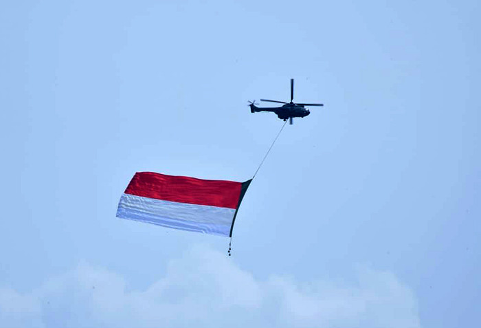 18 pesawat tempur dan 8 pesawat helikopter TNI melaksanakan latihan demo udara di atas langit Istana Merdeka, Jakarta, Sabtu (2/10/2021).