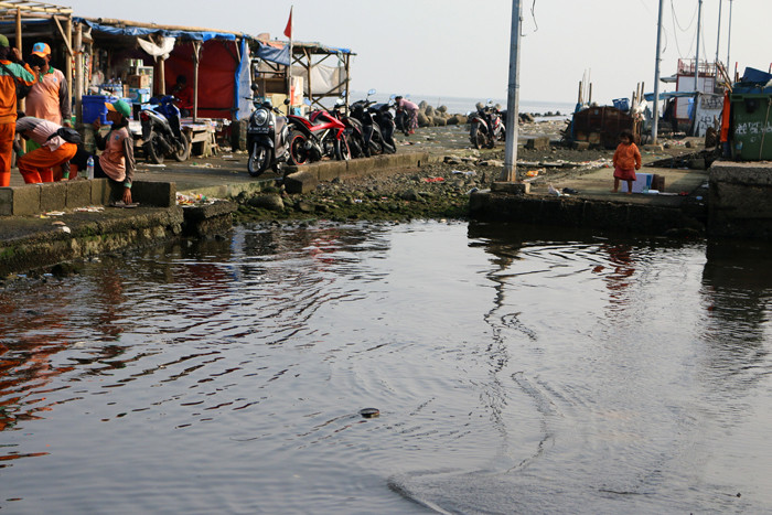 Warga beraktivitas di kawasan Pelabuhan Kali Adem, Muara Angke, Jakarta, Sabtu (2/10/2021).
