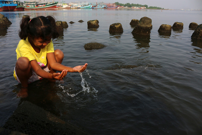 Warga beraktivitas di kawasan Pelabuhan Kali Adem, Muara Angke, Jakarta, Sabtu (2/10/2021).