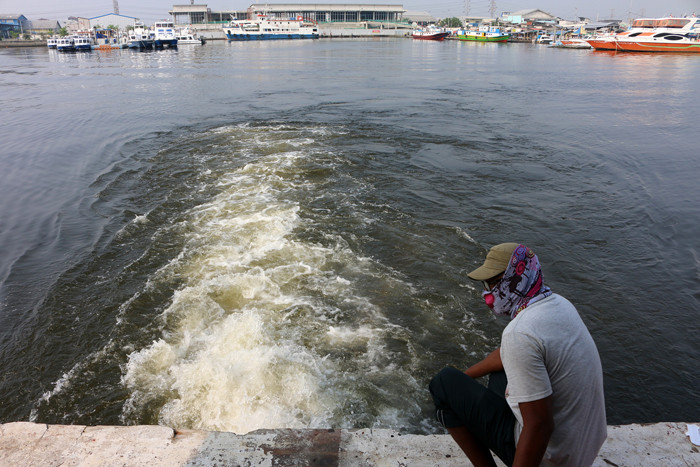Warga beraktivitas di kawasan Pelabuhan Kali Adem, Muara Angke, Jakarta, Sabtu (2/10/2021).