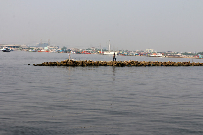 Warga beraktivitas di kawasan Pelabuhan Kali Adem, Muara Angke, Jakarta, Sabtu (2/10/2021).