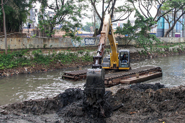 Anggota Dinas Sumber Daya Air DKI Jakarta melakukan pengerukan lumpur di Sungai Krukut, Tanah Abang, Jakarta Pusat, Sabtu (2/10/2021).