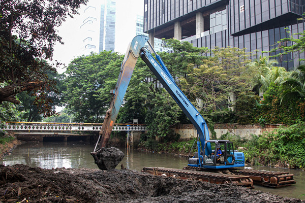 Anggota Dinas Sumber Daya Air DKI Jakarta melakukan pengerukan lumpur di Sungai Krukut, Tanah Abang, Jakarta Pusat, Sabtu (2/10/2021).