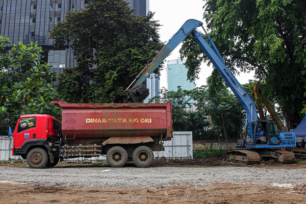 Anggota Dinas Sumber Daya Air DKI Jakarta melakukan pengerukan lumpur di Sungai Krukut, Tanah Abang, Jakarta Pusat, Sabtu (2/10/2021).