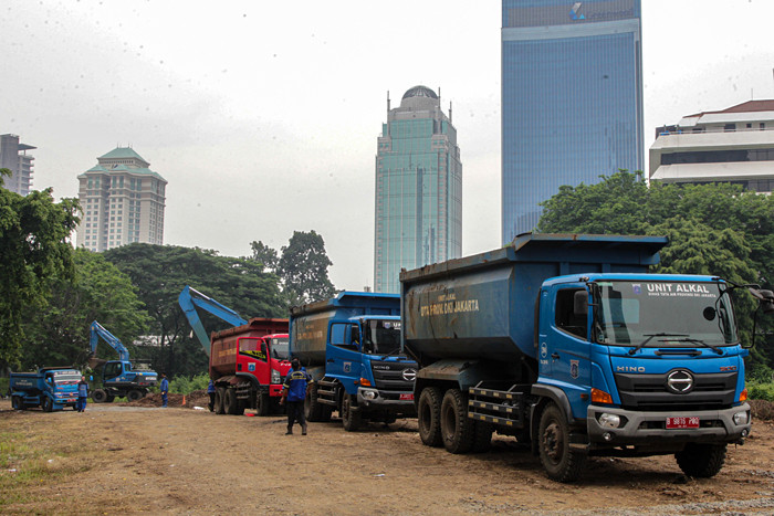 Anggota Dinas Sumber Daya Air DKI Jakarta melakukan pengerukan lumpur di Sungai Krukut, Tanah Abang, Jakarta Pusat, Sabtu (2/10/2021).