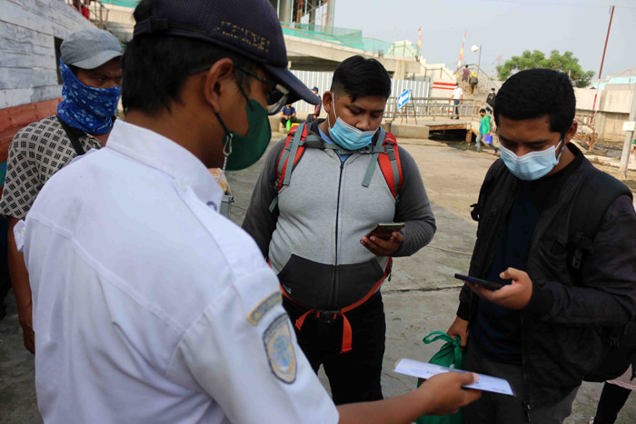 Calon penumpang menscan aplikasi PeduliLindung saat akan menaiki jasa transpotasi laut dan kapal cepat di Pelabuhan Kali Adem, Jakarta, Sabtu (2/10/2021).