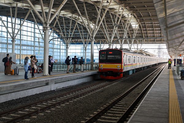 Penumpang menunggu kedatangan kereta di Peron Jalur Layang Bogor Line di Stasiun Manggarai, Jakarta Selatan, Sabtu (2/10/2021).