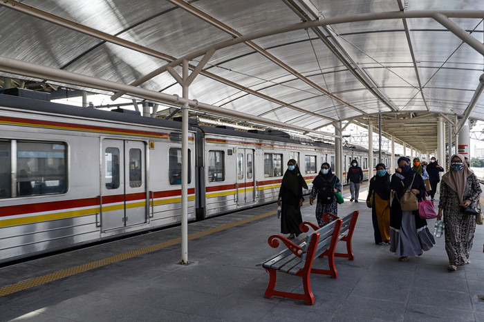Penumpang menunggu kedatangan kereta di Peron Jalur Layang Bogor Line di Stasiun Manggarai, Jakarta Selatan, Sabtu (2/10/2021).