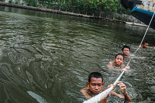 Anak-anak sedang bermain di kawasan Pelabuhan Sunda Kelapa, Jakarta Utara, Jumat (1/10/2021).