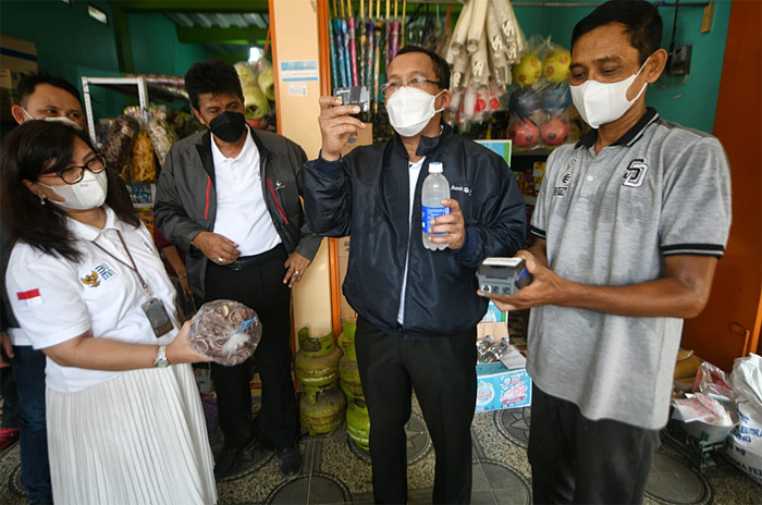 Direktur Utama Bank BTN Haru Koesmahargyo saat kunjungan kerja untuk memantau penyaluran Bansos dan Bantuan Subsidi Upah di wilayah Cikarang dan Karawang.