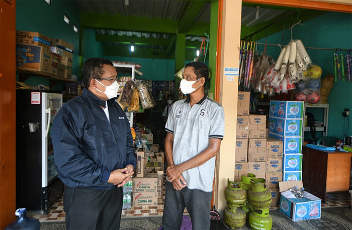 Direktur Utama Bank BTN Haru Koesmahargyo saat kunjungan kerja untuk memantau penyaluran Bansos dan Bantuan Subsidi Upah di wilayah Cikarang dan Karawang.