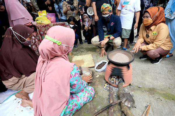 Menparekraf Sandiaga Salahuddin Uno mengunjungi Desa Wisata Cikolelet di Kecamatan Cinangka, Kabupaten Serang, Banten, Sabtu (2/10/2021).