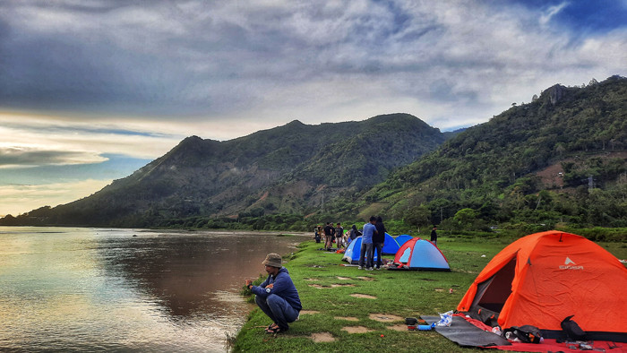 Pengunjung menikmati suasana di Lembah Salimbongan, Desa Ulu Saddang, Kecamatan Lembang, Kabupaten Pinrang, Sulawesi Selatan, Minggu (3/9/2021).