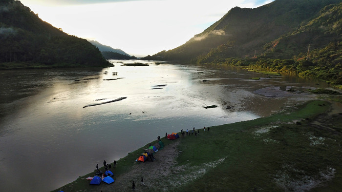 Pengunjung menikmati suasana di Lembah Salimbongan, Desa Ulu Saddang, Kecamatan Lembang, Kabupaten Pinrang, Sulawesi Selatan, Minggu (3/9/2021).