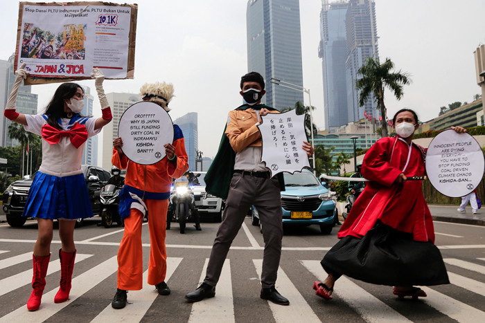 Sejumlah aktivis lingkungan mengenakan kostum cosplay melakukan aksi di depan Kedutaan Besar Jepang, Jakarta Pusat, Senin (4/10/2021).